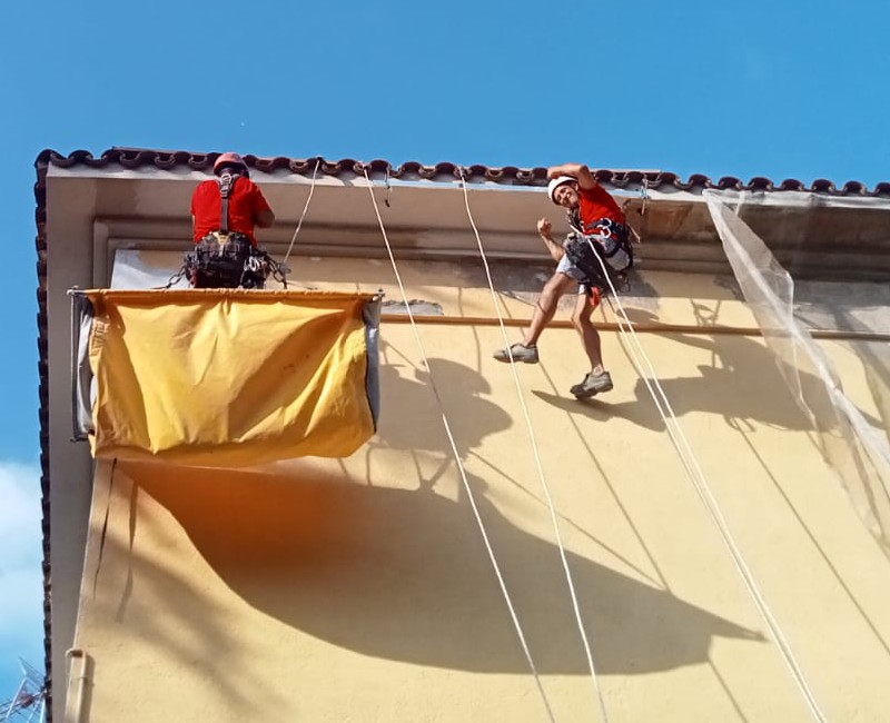 Operarios trabajando en la fachada